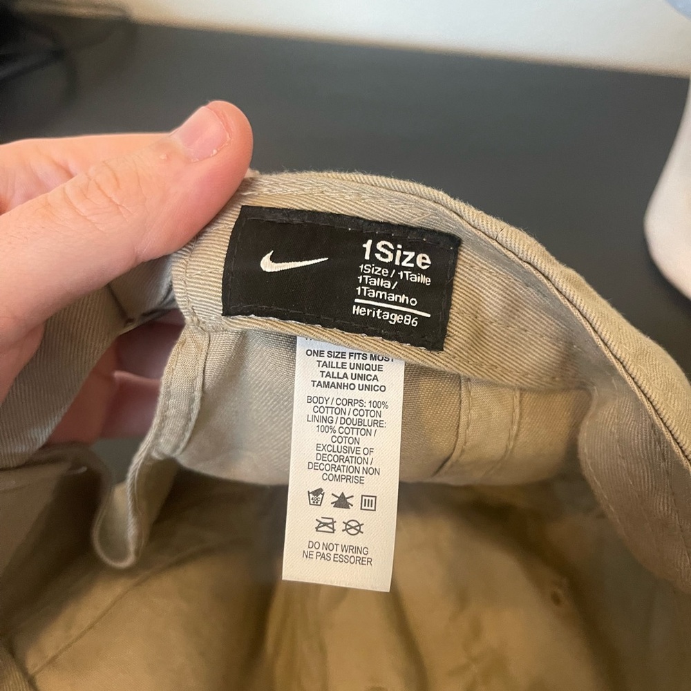 Nike Beige Hat With Nike Swoosh In Side In Excellent Condition - Picture 6 of 6